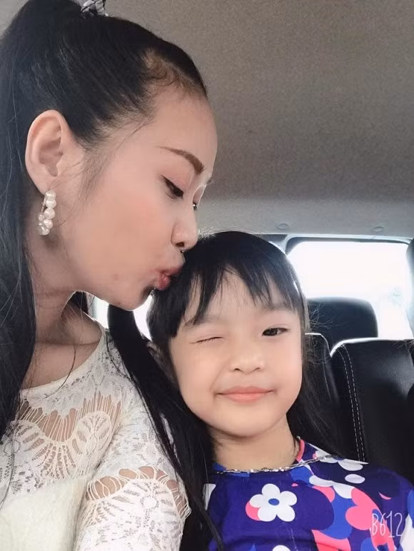 Nhạc sĩ tiết lộ dịp 8/3 năm nay anh đã tự tay làm bông hồng vàng và vào bếp nấu ăn cho hai người phụ nữ của mình.