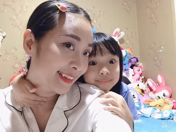 Người đẹp cho biết, ông xã rất cưng chiều con gái. Anh luôn nhớ những ngày lễ và kỷ niệm để dành tặng bà xã lẫn công chúa nhỏ một điều gì đó đặc biệt.