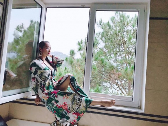 Năm 2010, cô trình làng tiểu thuyết “Sợi xích” với ngôn từ quá táo bạo, miêu tả trần trụi cảnh phòng the. Tác phẩm của cô chỉ phát hành 2.000 bản rồi bị NXB Hội nhà văn ra văn bản đề nghị dừng in ấn.