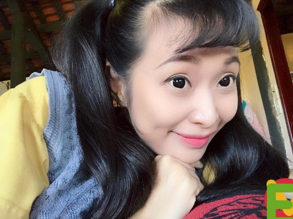 Người đẹp lui về hậu trường, chuyên tâm vun đắp cho gia đình nhỏ với nhạc sĩ Nguyễn Nhất Huy và con gái Ana.