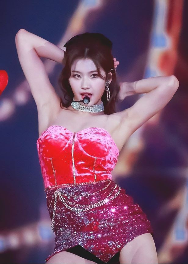 Sana tên thật là Minatozaki Sana, sinh năm 1996. Nữ ca sĩ từng xuất hiện trong MV A của đàn anh cùng công ty là GOT7 trước khi chính thức ra mắt cùng TWICE vào năm 2015.