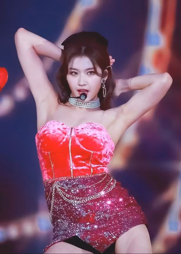 Sana tên thật là Minatozaki Sana, sinh năm 1996. Nữ ca sĩ từng xuất hiện trong MV A của đàn anh cùng công ty là GOT7 trước khi chính thức ra mắt cùng TWICE vào năm 2015.