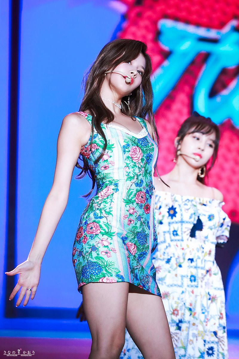 Phân đoạn "Shy Shy Shy" do cô thể hiện được khen ngợi đáng yêu, lan truyền trên mạng xã hội và được nhiều đồng nghiệp, chẳng hạn G-Dragon yêu thích.