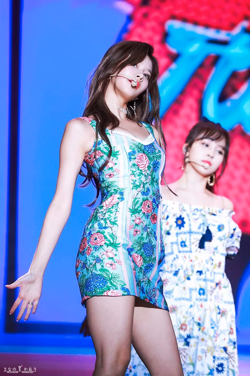 Phân đoạn "Shy Shy Shy" do cô thể hiện được khen ngợi đáng yêu, lan truyền trên mạng xã hội và được nhiều đồng nghiệp, chẳng hạn G-Dragon yêu thích.