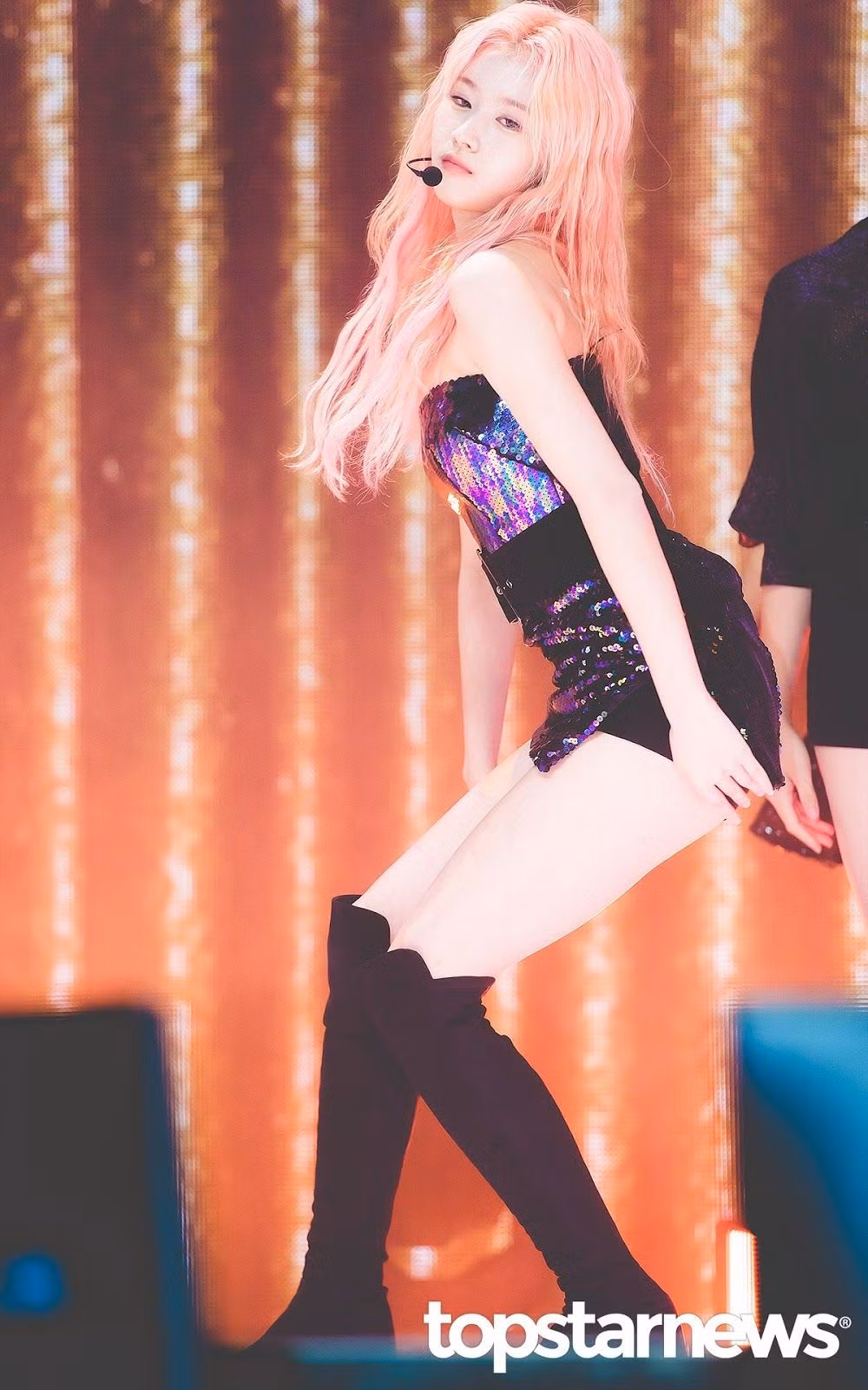 Ở Sana có sự kết hợp giữa vẻ ngoài đáng yêu, tươi tắn và gợi cảm. Do đó, cô thường xuyên được stylist cho mặc trang phục ôm sát và gợi cảm.