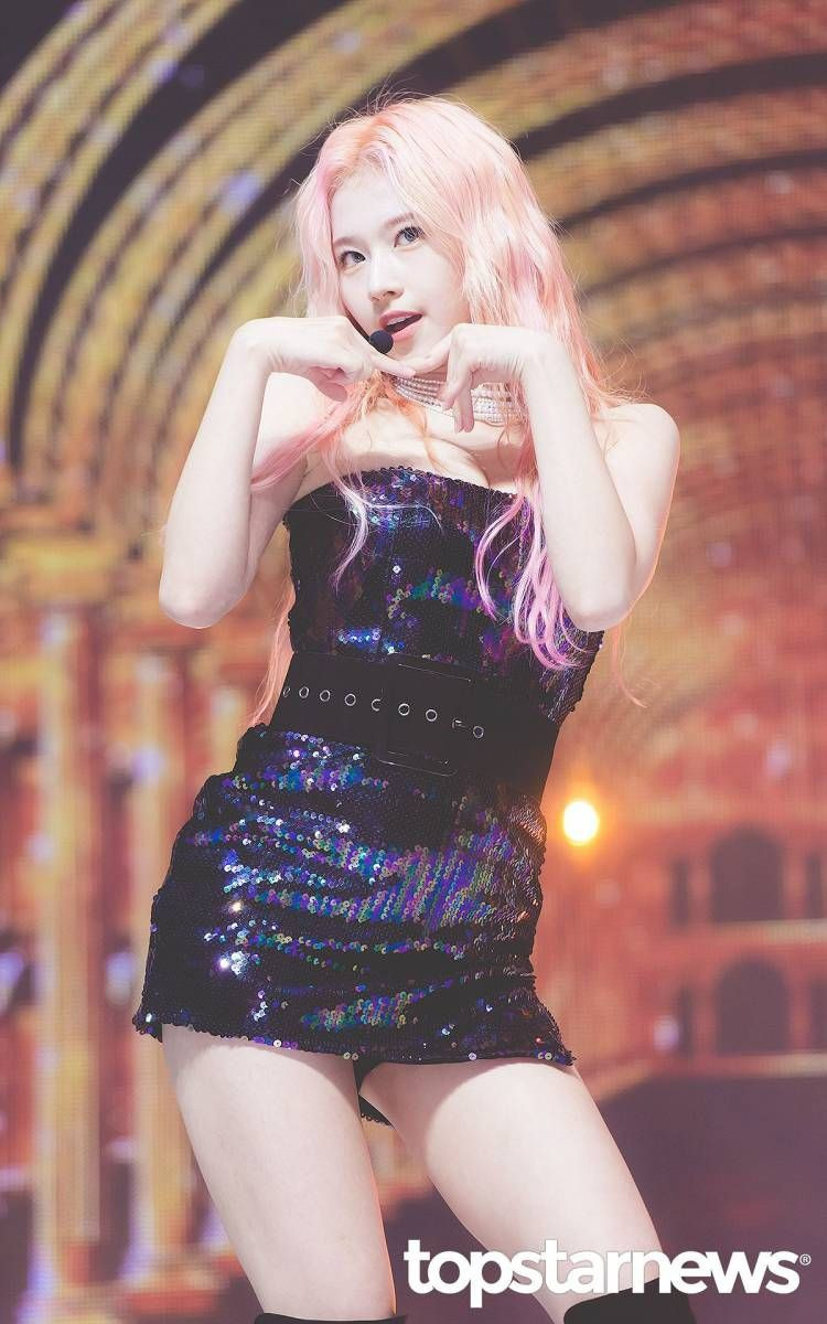 Sana là một trong những thành viên nổi tếng và có lượng fan đông đảo nhất nhóm. Cô gái đến từ Nhật Bản luôn giành thứ hạng cao từ cuộc thi sống còn Sixteen nhằm tìm kiếm thành viên TWICE cho JYP tổ chức.