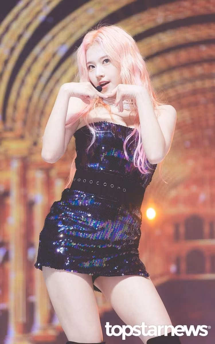 Sana là một trong những thành viên nổi tếng và có lượng fan đông đảo nhất nhóm. Cô gái đến từ Nhật Bản luôn giành thứ hạng cao từ cuộc thi sống còn Sixteen nhằm tìm kiếm thành viên TWICE cho JYP tổ chức.