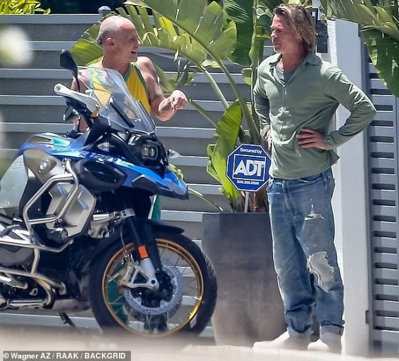 Brad Pitt gia nua voi mai toc dai luot thuot, rau ria xom xoam-Hinh-2