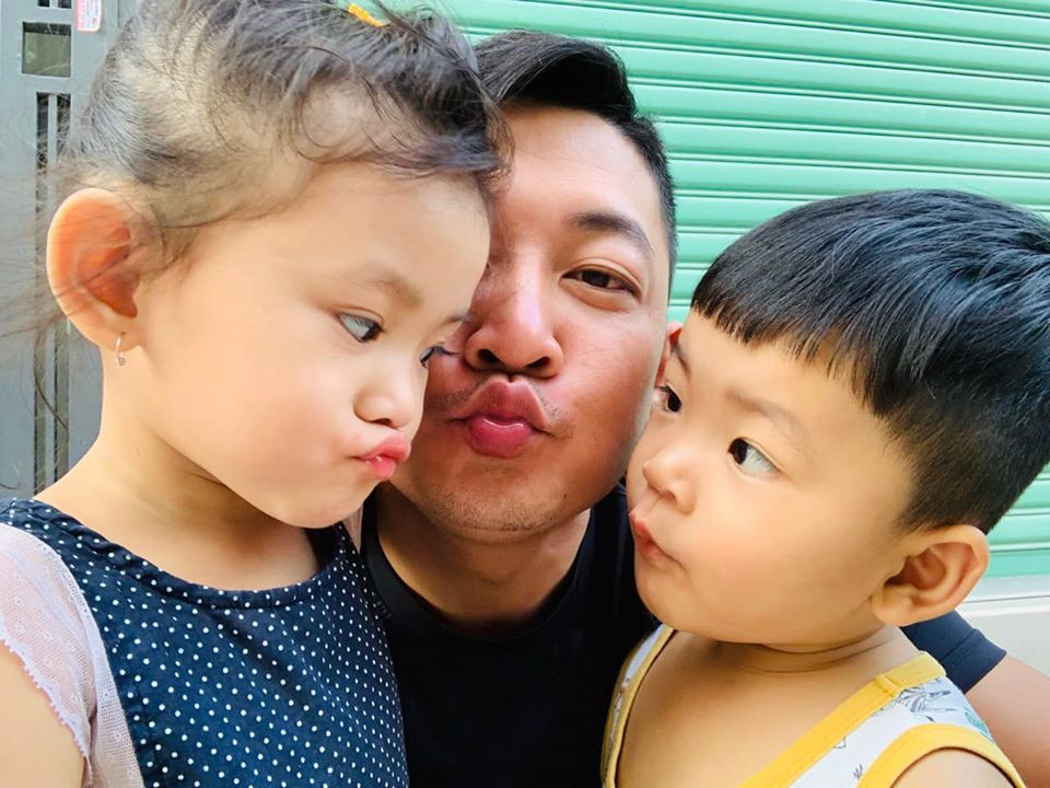 Với Thành Đạt, anh được xem là ông bố kiểu mẫu, thương vợ yêu con. Nam diễn viên dành nhiều thời gian cùng vợ chăm sóc các thiên thần nhỏ.