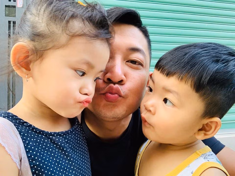 Với Thành Đạt, anh được xem là ông bố kiểu mẫu, thương vợ yêu con. Nam diễn viên dành nhiều thời gian cùng vợ chăm sóc các thiên thần nhỏ.