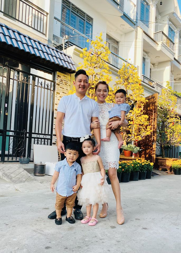 Việc dính bầu lần 3 khiến vợ chồng Hải Băng - Thành Đạt đứng ngồi không yên. Khi đó, thông tin Hải Băng có bầu giống như sét đánh ngang tai hai vợ chồng.