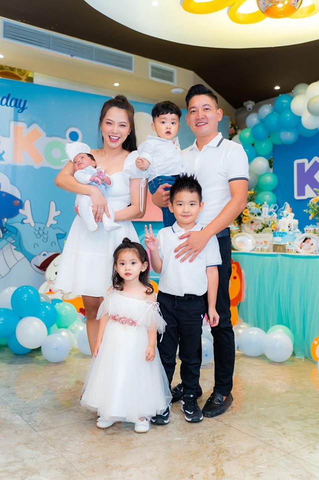 Mới đây, Hoàng Bách quyết định triệt sản khi đã có 3 con. Nhiều bạn bè bày tỏ sự khen ngợi cho Hoàng Bách biết chia sẻ với vợ. Không ít người cho rằng, "ông bố 4 con" Thành Đạt cũng nên học Hoàng Bách.