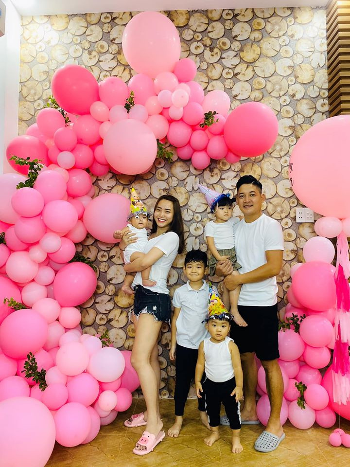 Hai lần sinh trước đều sinh mổ nên việc mang thai lần 3 của Hải Băng bị cho là quá nguy hiểm, nhất là khi nữ ca sĩ mới lâm bồn chưa lâu.