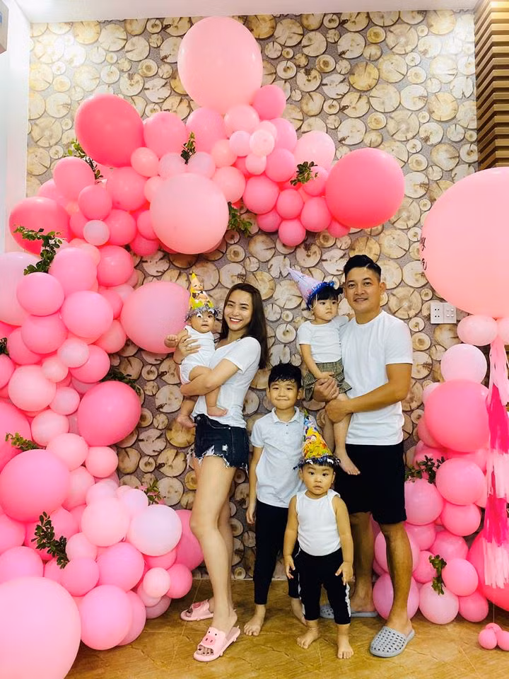 Hai lần sinh trước đều sinh mổ nên việc mang thai lần 3 của Hải Băng bị cho là quá nguy hiểm, nhất là khi nữ ca sĩ mới lâm bồn chưa lâu.