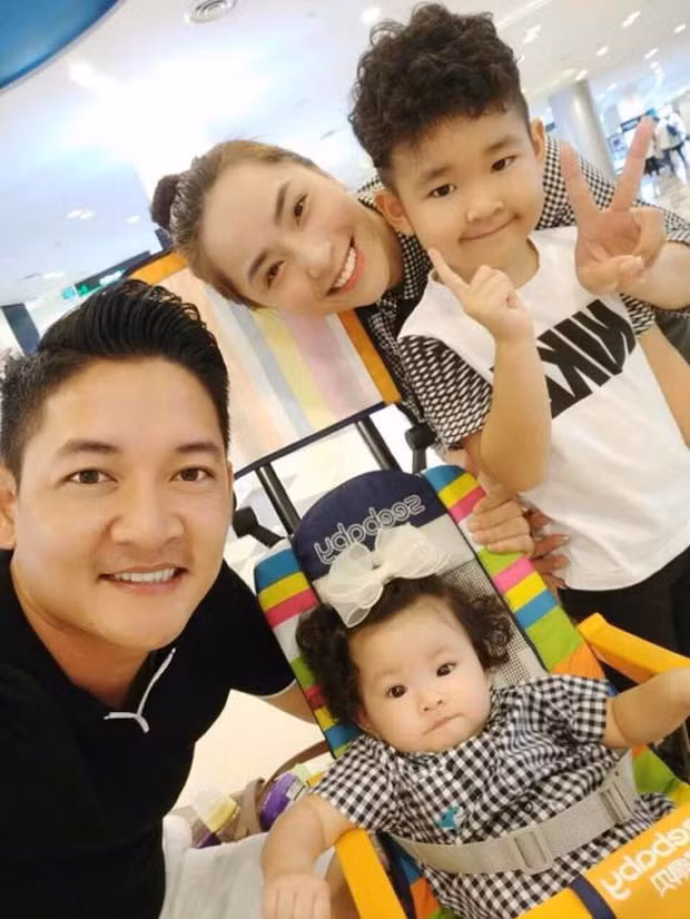 Trước khi đến với Hải Băng, Thành Đạt trải qua cuộc hôn nhân đổ vỡ với Diệp Bảo Ngọc. Anh có một cậu con trai riêng - bé Kid.