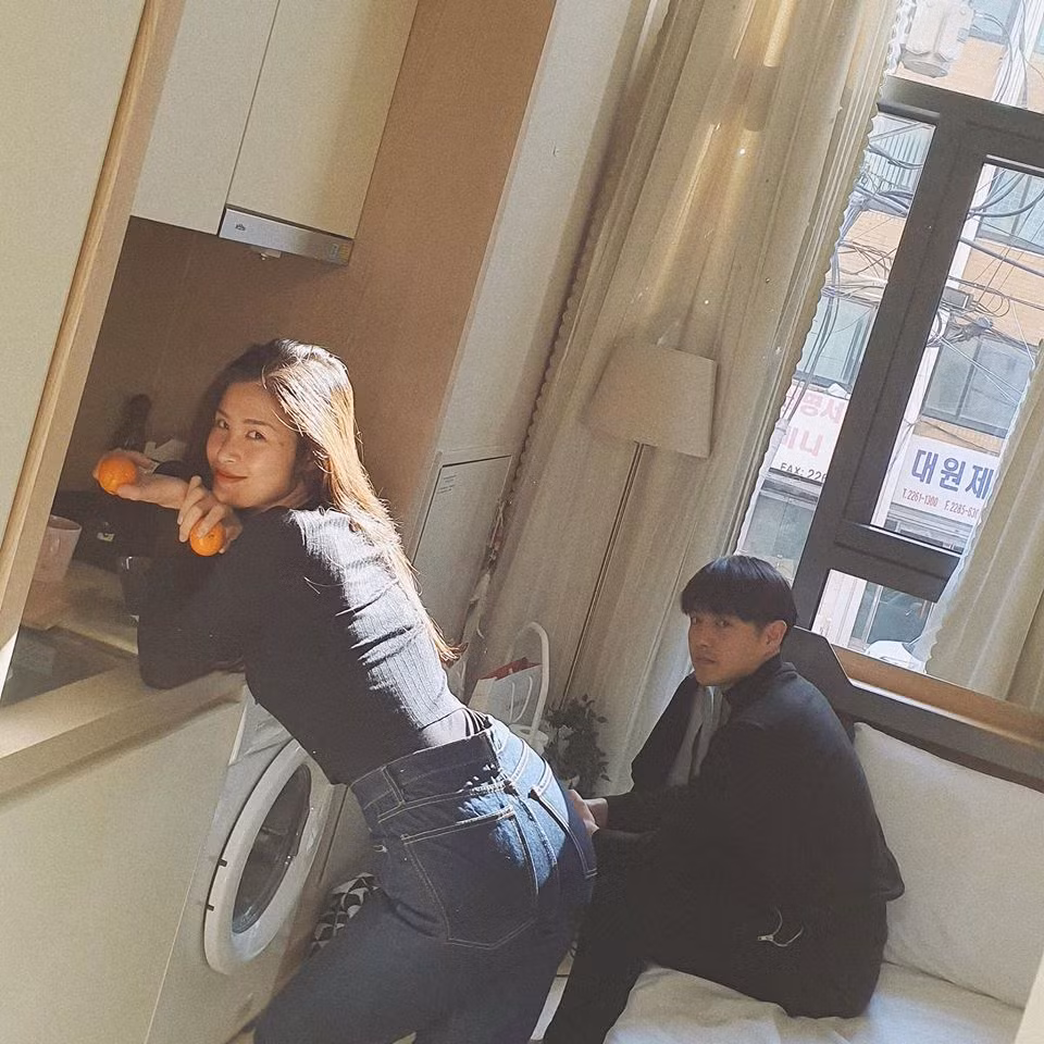 Kể từ khi về chung một nhà, Đông Nhi và Ông Cao Thắng thoải mái chia sẻ cuộc sống hôn nhân đến với người hâm mộ. Những câu chuyện nhỏ to hàng ngày được cả hai kể bằng giọng văn hài hước, xen lẫn vào đó là niềm hạnh phúc khó giấu của vợ chồng son.