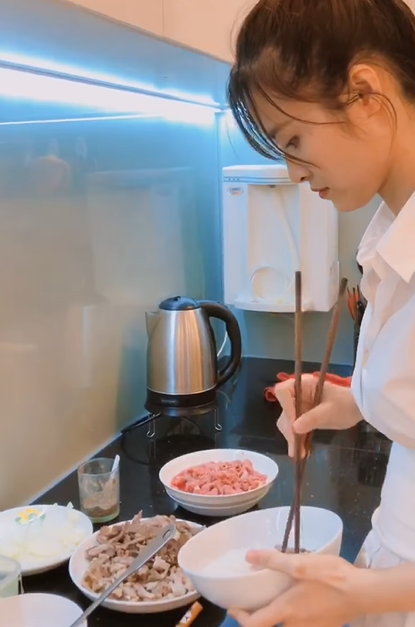 Khác với một Đông Nhi sôi động trên sân khấu, khi trở về nhà, nữ ca sĩ chuẩn hình tượng "vợ hiền, dâu thảo" với tài nghệ nữ công gia chánh.