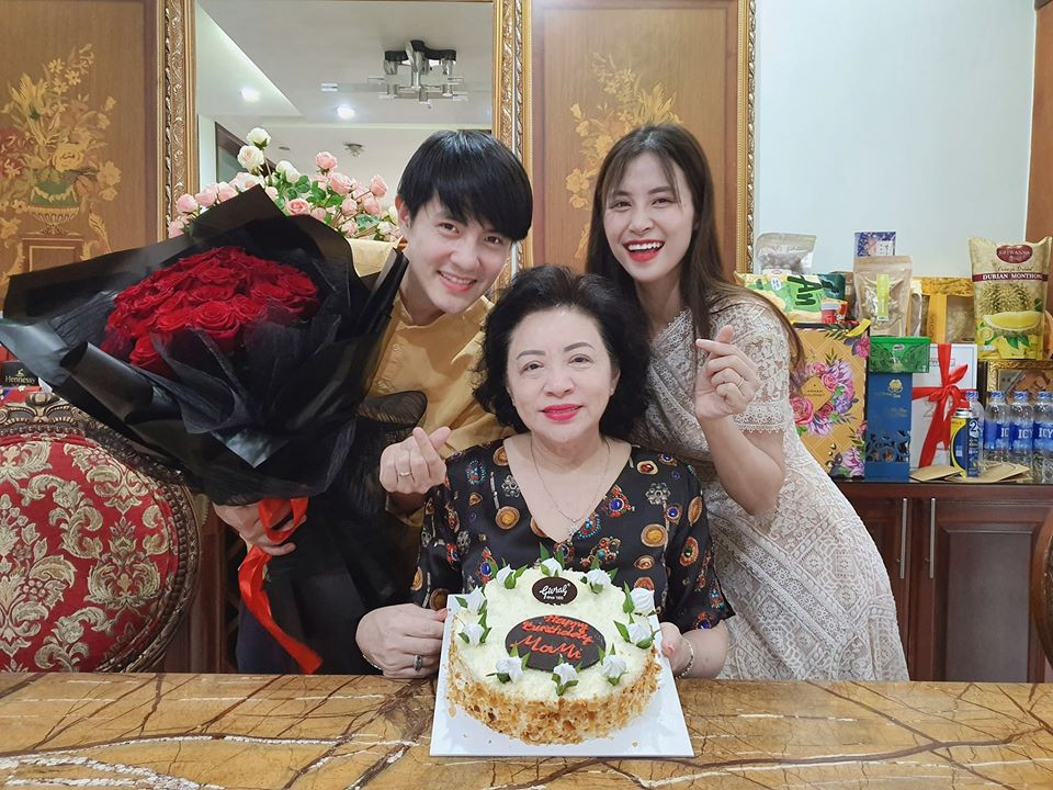 Không những được ông xã yêu thương và chiều chuộng, giọng ca "Ta là của nhau" còn rất được lòng gia đình nhà chồng. Mới đây, nữ ca sĩ đăng tải hình ảnh mừng sinh nhật mẹ chồng trên trang cá nhân và viết: "Chúc Mami tuổi mới cười thật nhiều, luôn khỏe mạnh và hạnh phúc bên gia đình mình". Đáp lại, phu nhân của tập đoàn nhựa cũng gửi lời cảm ơn con dâu. Bà cho biết rất vui khi được các con chúc mừng sinh nhật.