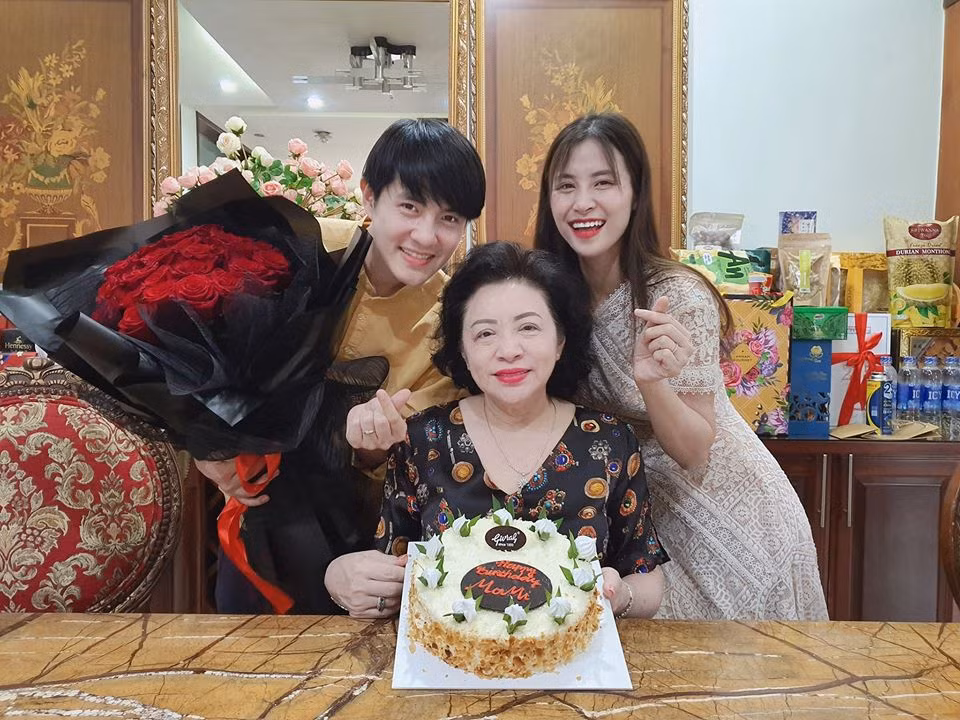 Không những được ông xã yêu thương và chiều chuộng, giọng ca "Ta là của nhau" còn rất được lòng gia đình nhà chồng. Mới đây, nữ ca sĩ đăng tải hình ảnh mừng sinh nhật mẹ chồng trên trang cá nhân và viết: "Chúc Mami tuổi mới cười thật nhiều, luôn khỏe mạnh và hạnh phúc bên gia đình mình". Đáp lại, phu nhân của tập đoàn nhựa cũng gửi lời cảm ơn con dâu. Bà cho biết rất vui khi được các con chúc mừng sinh nhật.