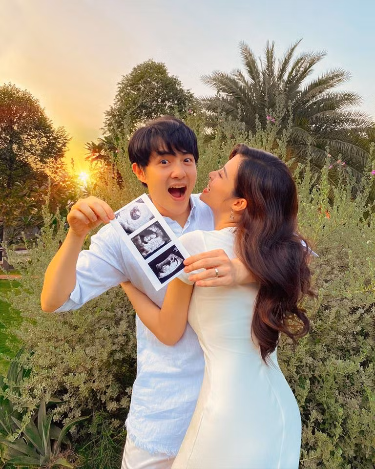 Tình yêu và sự gắn kết của cặp đôi khiến nhiều người phải ngưỡng mộ. Sau 5 tháng chính thức về chung một nhà, họ đang hồi hộp chờ đón đứa con đầu lòng. Thông tin Đông Nhi mang bầu được cặp đôi công khai với người hâm mộ vào sáng 28/4 và cho biết nữ ca sĩ đang ở tháng thứ 3 của thai kỳ. Đông đảo nghệ sĩ và khán giả gửi lời chúc mừng đến cặp đôi nổi tiếng.