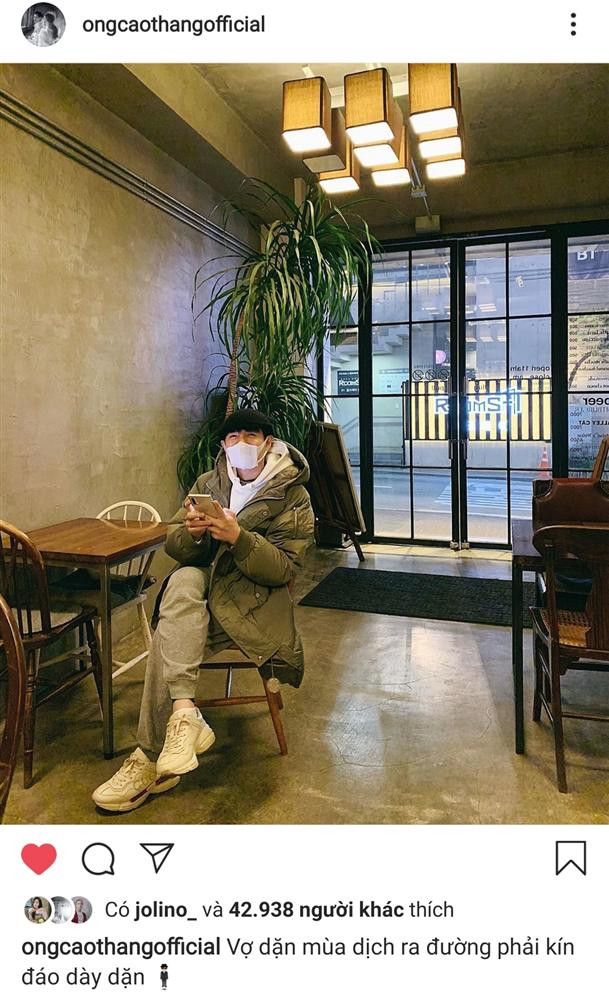 Kể từ ngày "rước nàng về dinh", cựu thành viên nhóm nhạc Weboys được khen ngợi là "ông chồng quốc dân" khi hết mực yêu thương và nuông chiều Đông Nhi. Trang cá nhân của anh chỉ làm một việc duy nhất là... "up" hình vợ và liên tục khẳng định mình là hoa đã có chủ.