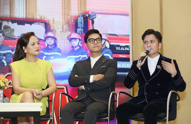 Diễn viên Mạnh Quân cũng đồng tình đó là một trong những cảnh khó quên nhất. Anh nói: "Tôi nghĩ nhiệt độ lúc ấy phải trên 40 độ C. Anh Quốc Thái còn bị một chiếc tủ rơi trúng đầu. Chiếc tủ rất nặng. Ban đầu, tôi cảm thấy lo cho anh Thái. Nhưng may mắn cảnh quay hoàn thành suôn sẻ".