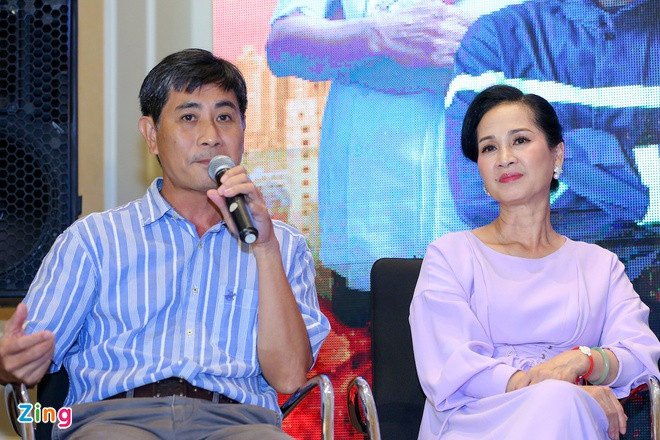 Đạo diễn Đào Duy Phúc cho biết kịch bản phim Lửa ấm được ấp ủ trong 5 năm và "đập đi xây lại" nhiều lần. Với một số cảnh quay khó, đoàn phim sử dụng diễn viên đóng thế. Còn lại, các diễn viên đều phải đi tập huấn, học hỏi những kỹ năng cần thiết về chữa cháy và ngành y.