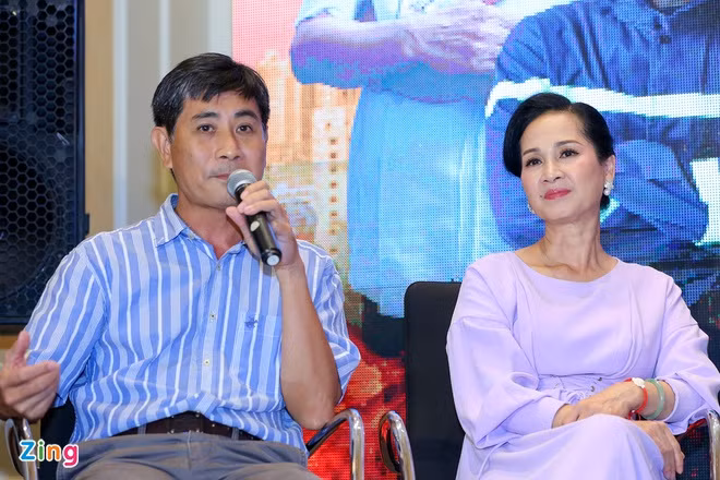 Đạo diễn Đào Duy Phúc cho biết kịch bản phim Lửa ấm được ấp ủ trong 5 năm và "đập đi xây lại" nhiều lần. Với một số cảnh quay khó, đoàn phim sử dụng diễn viên đóng thế. Còn lại, các diễn viên đều phải đi tập huấn, học hỏi những kỹ năng cần thiết về chữa cháy và ngành y.