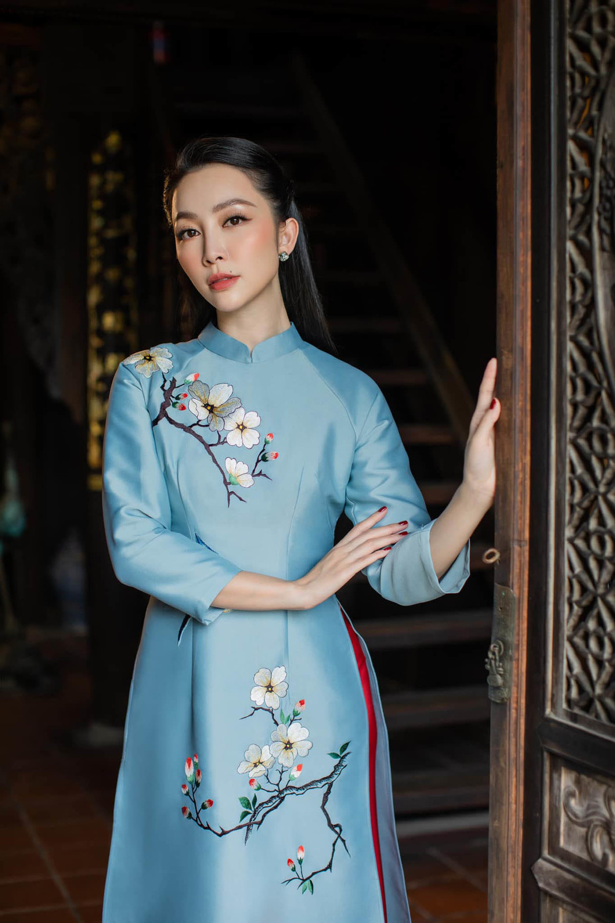 "Chim công làng múa" xây dựng hình ảnh theo hướng tiểu thư sang trọng, đài các, hài hòa cùng hơi thở đương đại.