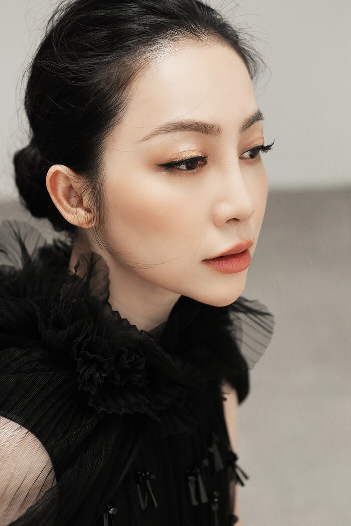 Linh Nga luôn khiến người đối diện không thể rời mắt vẻ đẹp mặn mà, thần thái cuốn hút, đậm màu sắc huyền bí.