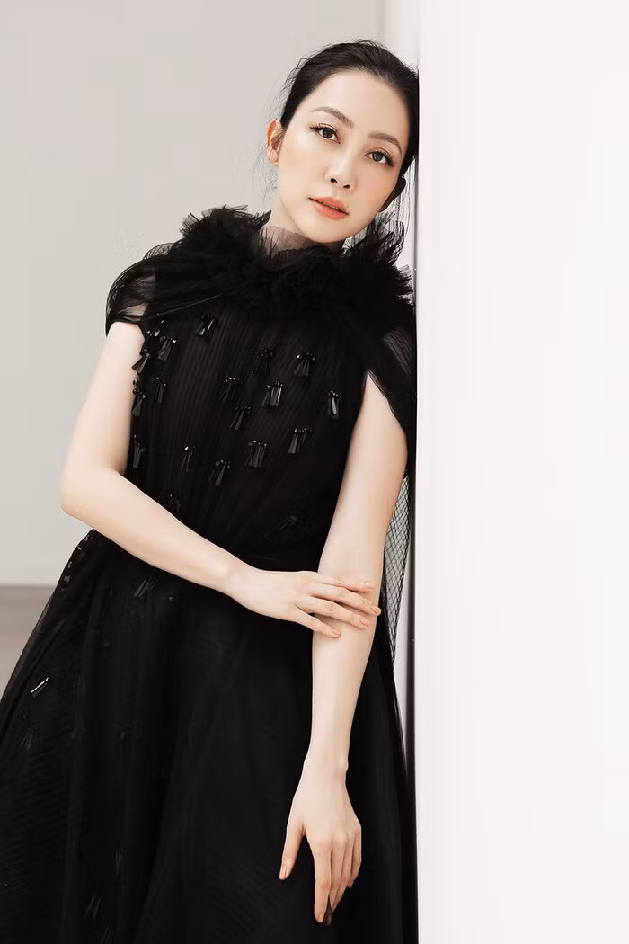 Linh Nga luôn tự nhận mình là người đứng ngoài showbiz bởi cô là diễn viên múa, nhưng với tài năng và nhan sắc rực rỡ, cô được giới truyền thông săn đón nhiệt tình mỗi khi xuất hiện.