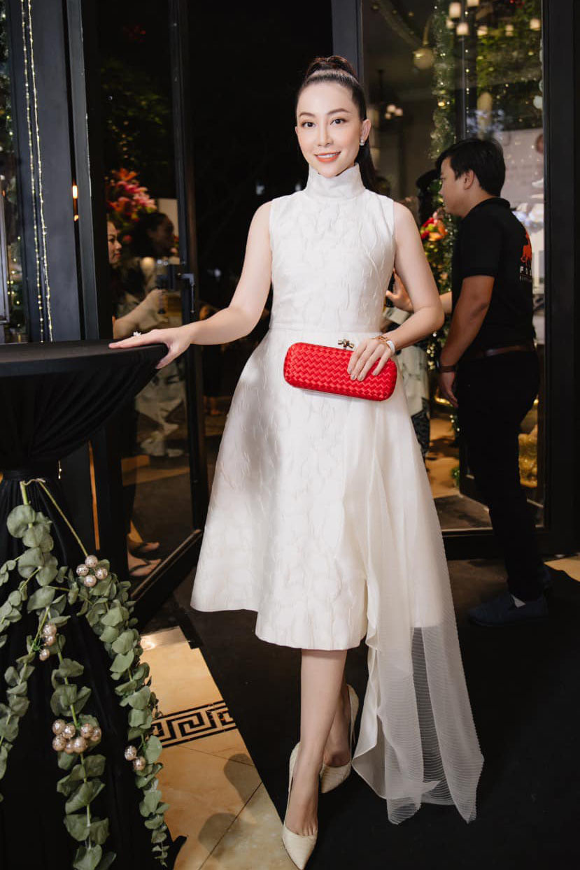 Cô rất khéo chọn trang phục, phụ kiện đến từ nhiều thương hiệu nổi tiếng để khẳng định đẳng cấp và gu thẩm mỹ cao của mình.