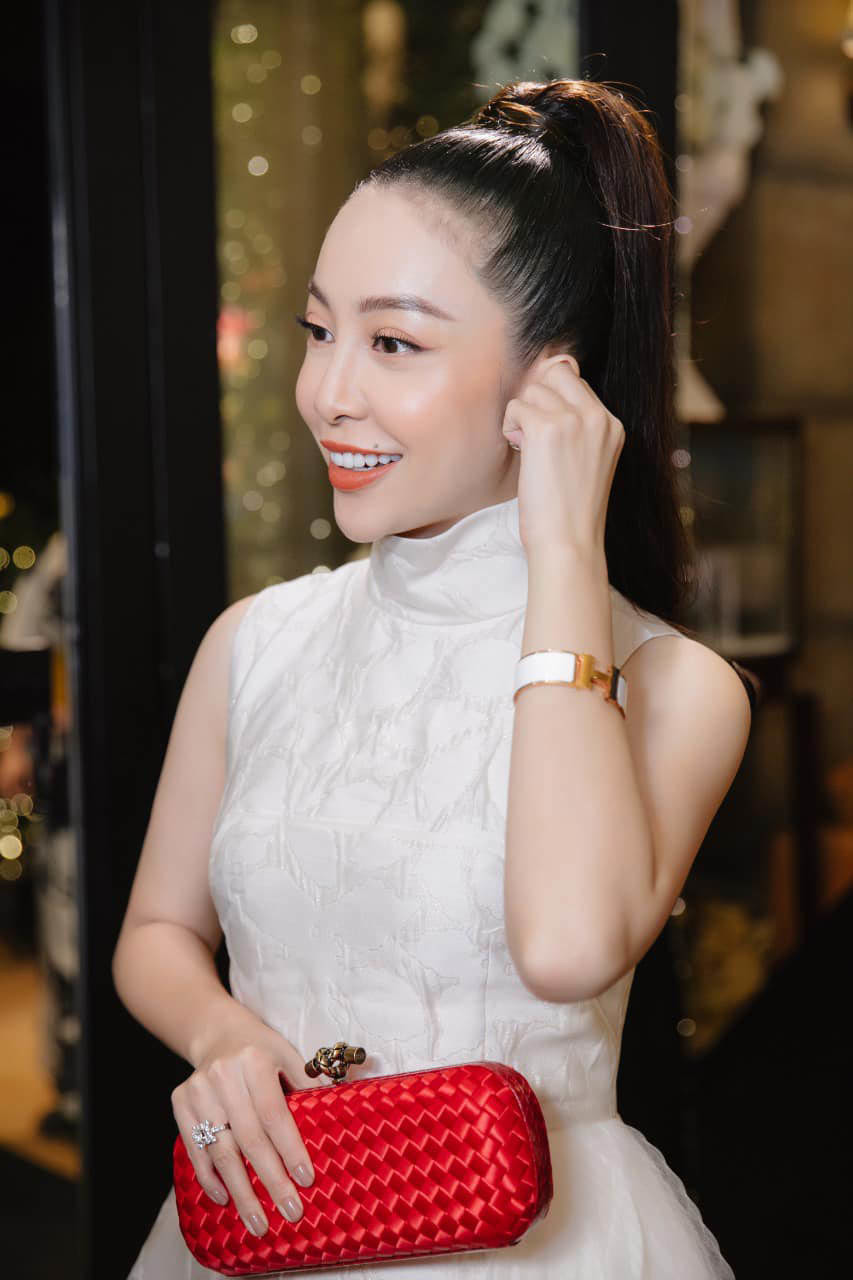 Nổi tiếng là kiều nữ mê hàng hiệu, Linh Nga chẳng ngại chi mạnh tay sắm nhiều món mình yêu thích.