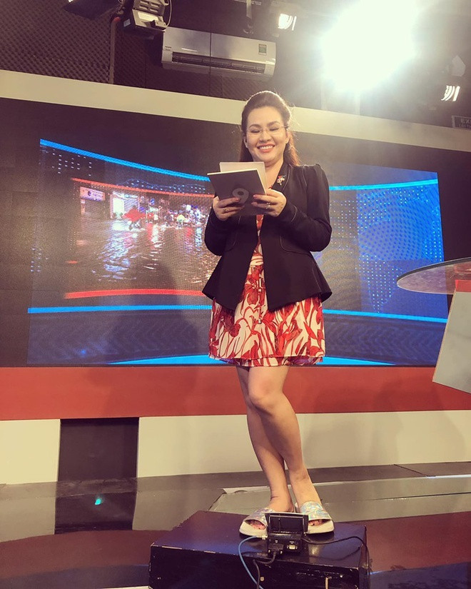 Cô viết chú thích hàm ý hài hước: "Đã nói rồi, chỉ nên nhìn phần tươm tất phía trên thôi". Nhiều người cho rằng khi phải đứng dẫn, việc các MC không chọn đi giày dép cao gót là điều dễ hiểu. Ảnh: FBNV.