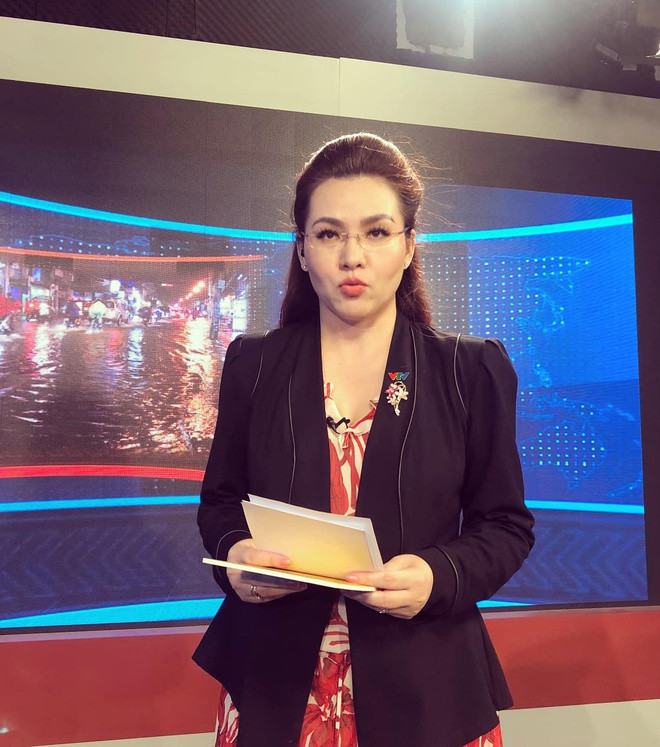 BTV Mộng Hoài từng đăng ảnh so sánh hình ảnh chỉn chu khi lên sóng và hậu trường đi dép lê giản dị.