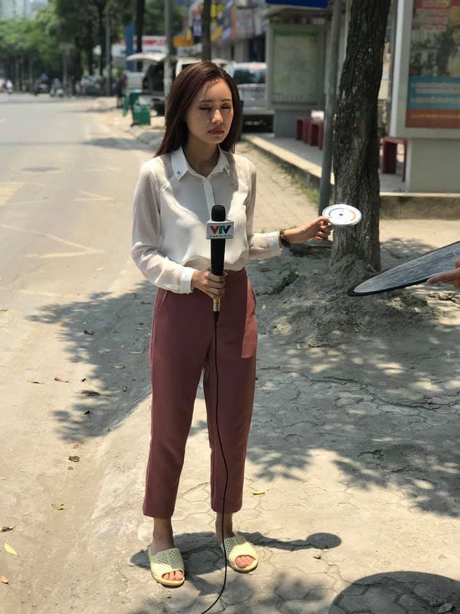Khi được hỏi về việc này, MC 9X tâm sự: "Nếu chỉ lên hình nửa người, BTV chúng tôi thường mang dép trong nhà hoặc đi chân không để giữ vệ sinh cho nhà Đài, và cũng thoải mái, tiện chạy đi chạy lại". Ảnh: FBNV.