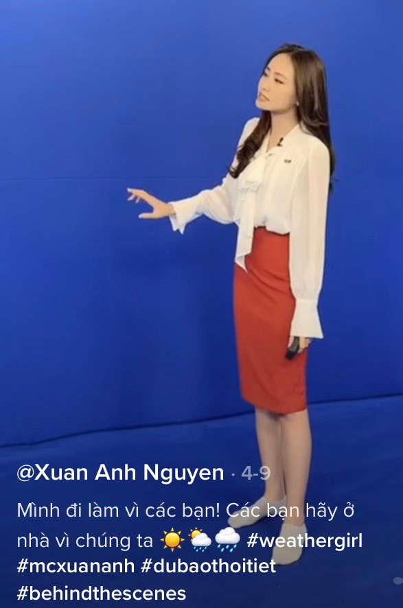 Mới đây, BTV Thời tiết Xuân Anh cũng chia sẻ khoảnh khắc ghi hình bên tấm phông xanh. Nhiều người chú ý chi tiết cô chỉ đi tất hoặc dép lê.