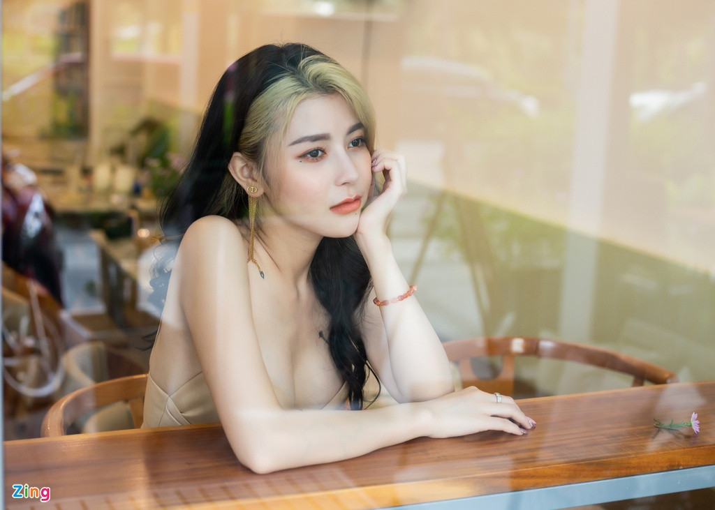 Gần 2 năm sau khi đăng quang, quán quân The Voice 2018 Trần Ngọc Ánh quyết định thay đổi ngoại hình, chuyển sang hình tượng hiện đại và gợi cảm hơn. Trò chuyện với Zing, cô tiết lộ: "Hình ảnh mới phù hợp với dòng nhạc trong sản phẩm sắp tới của tôi, vừa nữ tính vừa có chút ma mị, gợi cảm".