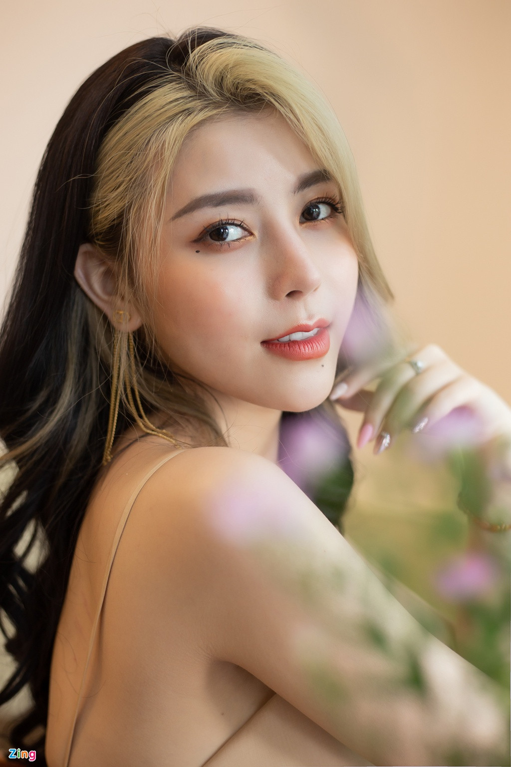 "Tôi tập yoga, tập gym, học thêm vũ đạo, tất cả những gì khiến bản thân trở nên đẹp hơn thì tôi đều cố gắng. Mỗi tuần tôi tập 2 buổi gym, 2 buổi yoga và dành 4-5 buổi tập vũ đạo", ca sĩ 24 tuổi tiết lộ về lịch trình luyện tập cải thiện vóc dáng.