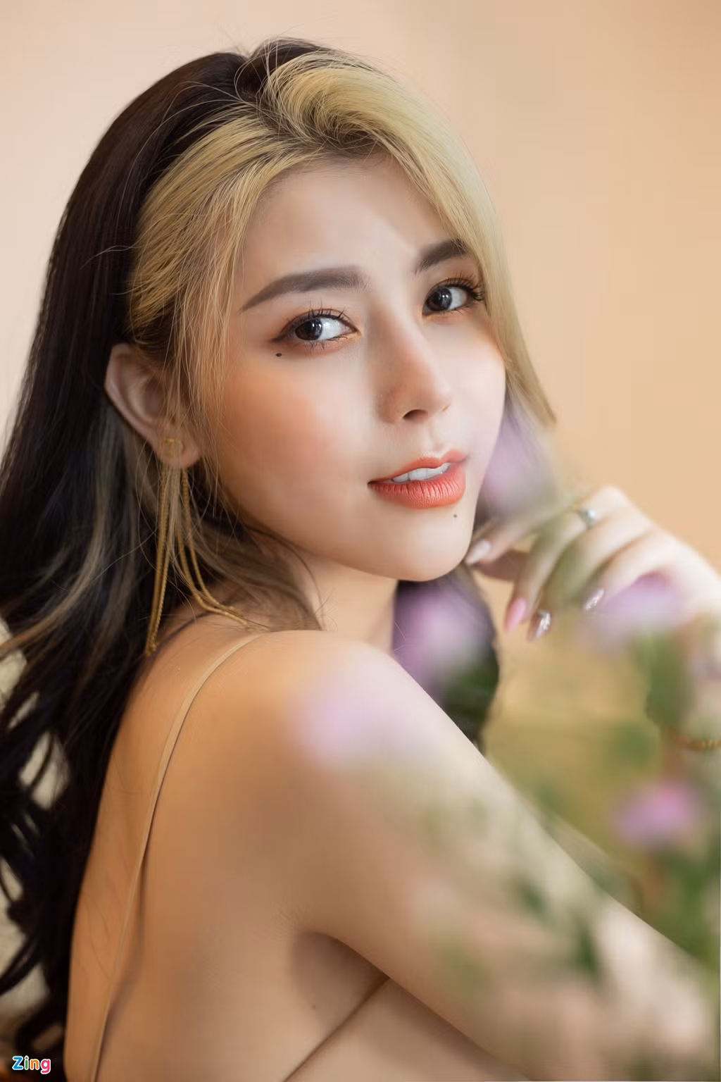 "Tôi tập yoga, tập gym, học thêm vũ đạo, tất cả những gì khiến bản thân trở nên đẹp hơn thì tôi đều cố gắng. Mỗi tuần tôi tập 2 buổi gym, 2 buổi yoga và dành 4-5 buổi tập vũ đạo", ca sĩ 24 tuổi tiết lộ về lịch trình luyện tập cải thiện vóc dáng.