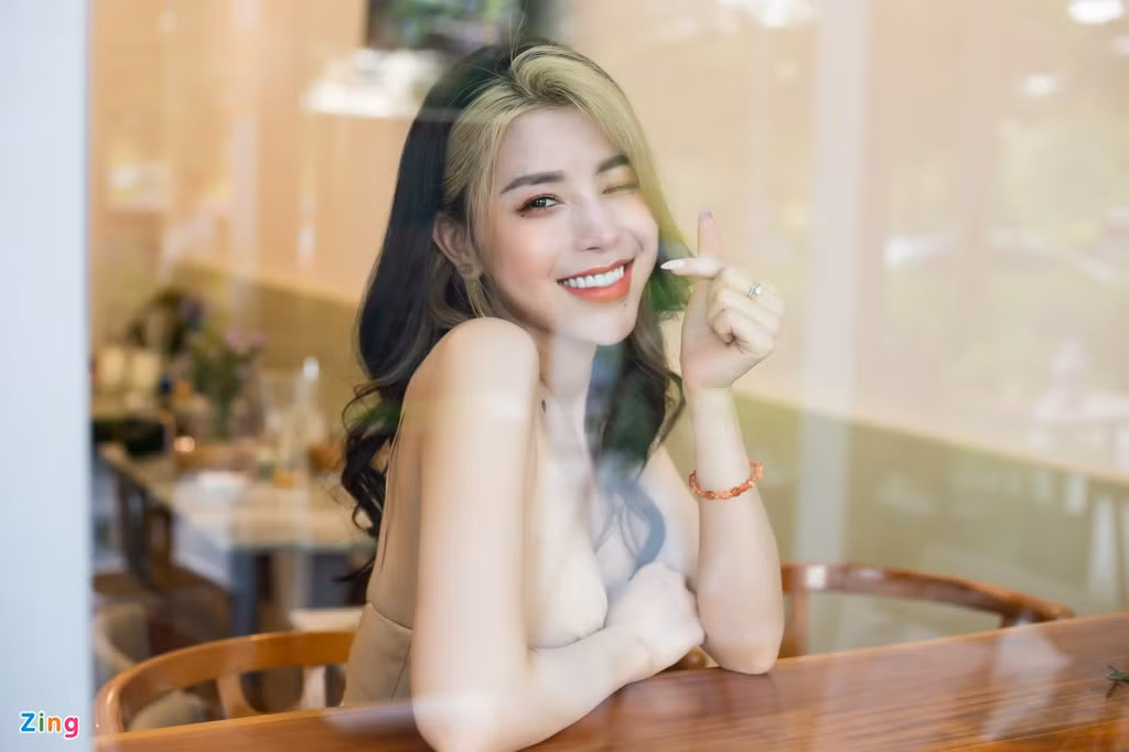 Giọng ca sinh năm 1996 chia sẻ nhìn lại các sản phẩm âm nhạc trước kia, cô nhận ra khuôn mặt mình không hợp với hình tượng tiểu thư "bánh bèo", hiền dịu. Đây là nguyên nhân khiến Ngọc Ánh quyết tâm "lột xác" từ vóc dáng đến phong cách thời trang, lối make-up, làm tóc.