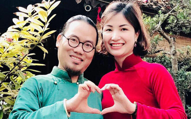 Theo nam nghệ sĩ, vợ là người khá thật thà và thẳng thắn nên anh lo cô sẽ gặp phải thiệt thòi trong môi trường showbiz bộn bề. Vì thế, nhiều năm qua cô chỉ ở “hậu cung” quán xuyến gia đình, quản lí công ty riêng.