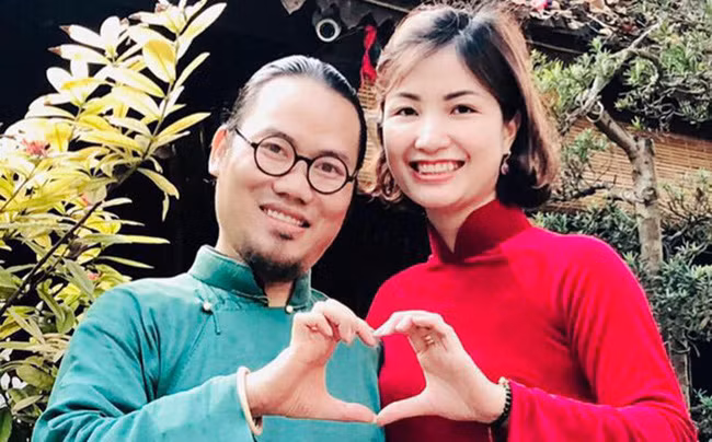 Theo nam nghệ sĩ, vợ là người khá thật thà và thẳng thắn nên anh lo cô sẽ gặp phải thiệt thòi trong môi trường showbiz bộn bề. Vì thế, nhiều năm qua cô chỉ ở “hậu cung” quán xuyến gia đình, quản lí công ty riêng.