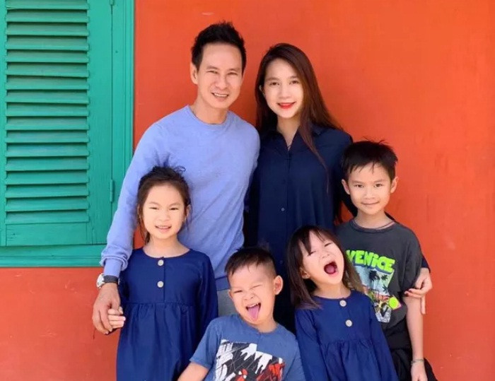 Bên cạnh sự nghiệp thành công, ca sĩ Lý Hải nhiều năm qua còn được ngưỡng mộ bởi tổ ấm hạnh phúc bên cạnh người vợ Minh Hà cùng 4 người con ngoan. Lý Hải từng chia sẻ, tài sản lớn nhất của vợ chồng anh sau hơn 10 năm chung sống không phải nhà lầu, xe hơi mà chính là 4 thiên thần nhỏ của mình.