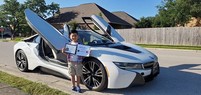 Nam ca sĩ đưa con trai thứ hai đến trường trong ngày bé tốt nghiệp mẫu giáo tại bang Texas (Mỹ) trên chiếc BMW i8 trị giá 160.000 USD (khoảng 3,7 tỷ đồng) anh mua cuối năm 2018 khi đưa cả nhà sang Mỹ.