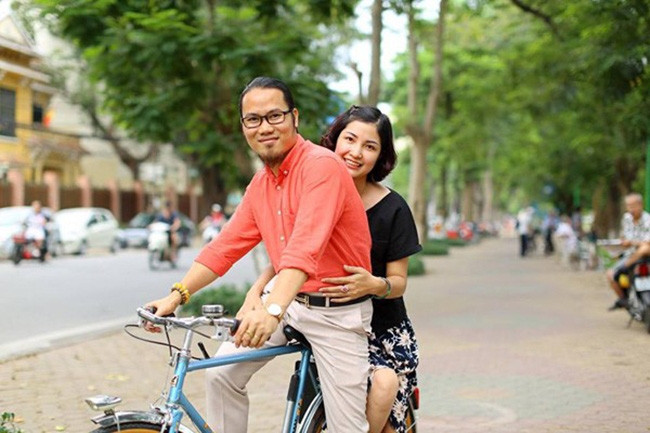 Là vợ nghệ sĩ nổi tiếng nhưng bà xã Vượng Râu có lối sống rất giản dị. Thu Hiền không chạy theo hàng hiệu, thích chăm sóc con cái, có cuộc sống đơn giản.