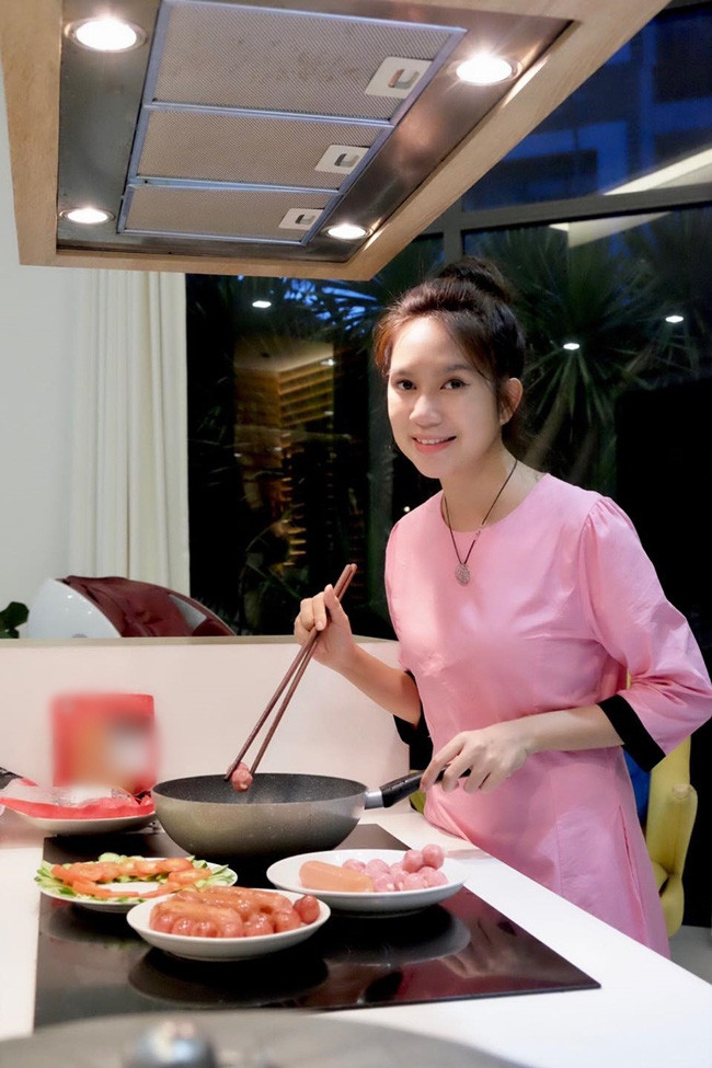 Không chỉ giỏi giang, ở nhà Minh Hà còn rất khéo tay trong công việc nội trợ, vun vén nhà cửa.