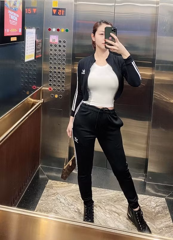 Thậm chí, nhiều người phải thừa nhận, nàng hậu trông như thiếu nữ xuân thì chứ không giống một bà mẹ bỉm sữa.