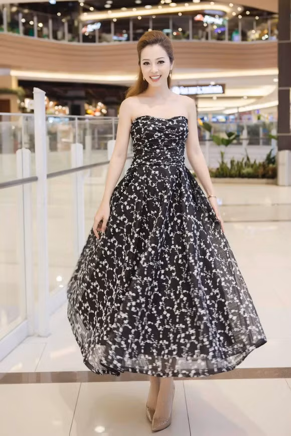 Cô nàng như lão hoá ngược, càng sinh con càng đẹp càng trẻ.