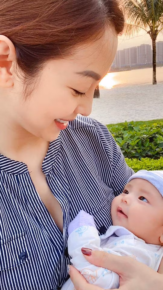 Mới đây, Jennider Phạm còn đăng tải hình ảnh bế thiên thần nhỏ trên tay. Bé Nấm, con thứ 3 của Jennifer Phạm và doanh nhân Đức Hải cũng tỏ ra thích thú khi được tắm nắng, ngoan ngoãn nằm trong vòng tay mẹ.